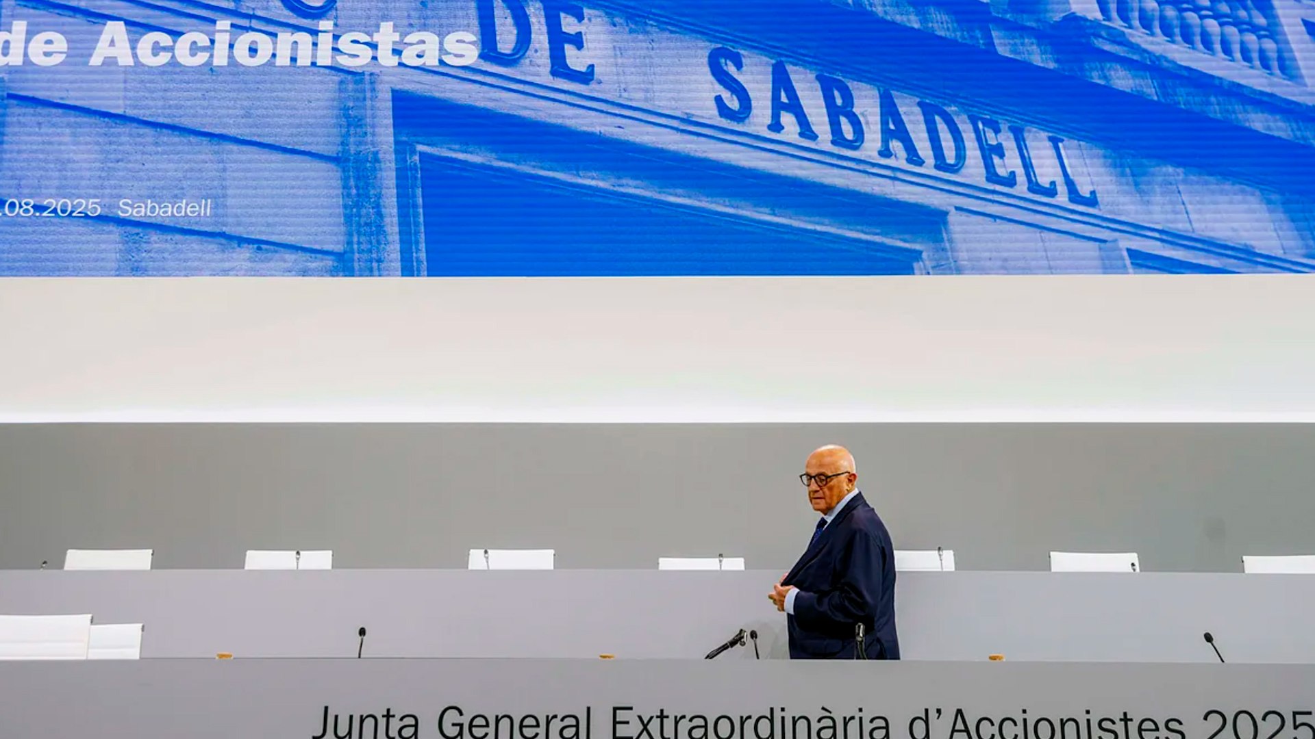 La junta general extraordinaria de accionistas de Banco Sabadell ha aprobado este mi�rcoles la venta de TSB a Banco Santander por unanimidad entre los accionistas presentes en la junta, aunque el porcentaje depende de los votos emitidos telem�ticamente.
Ha estado presente en la junta general el 74,8% del capital social del Banco Sabadell, y fuentes de la entidad han explicado que es el qu�rum m�s alto desde 2004.