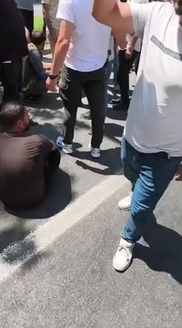 Şanlıurfa’nın Siverek ilçesinde günlerdir devam eden elektrik kesintileri vatandaşları isyan ettirdi. DEDAŞ’a tepki gösteren çok sayıda kişi, Şanlıurfa-Diyarbakır yolunu trafiğe kapatarak protesto gerçekleştirdi.