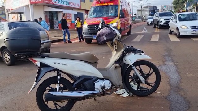 Motociclista fica ferida em acidente de trânsito na Avenida Tito Muffato, em Cascavel