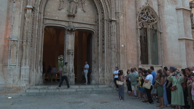 Los Reyes, Leonor y Sofía se dan un baño de masas al salir de una exposición