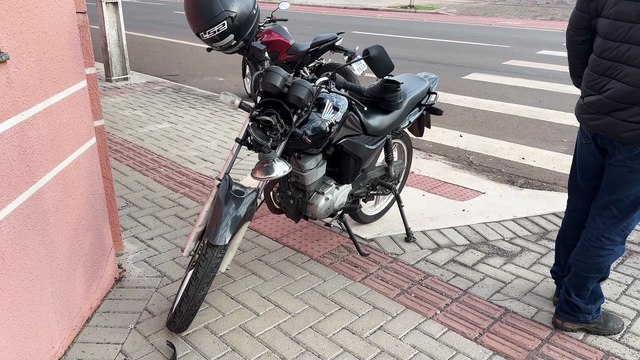 Motociclista fica ferido após colisão com carro no bairro Maria Luiza, em Cascavel