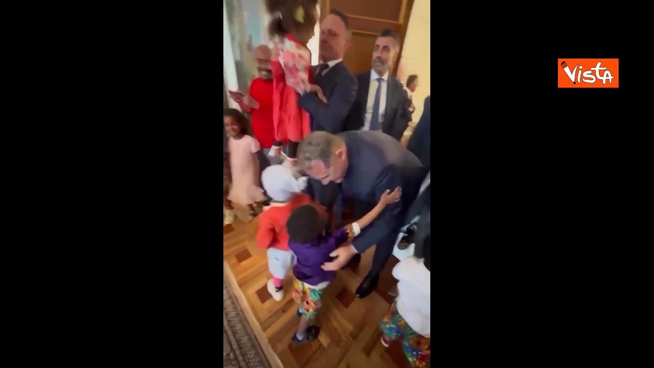 Meloni e Lollobrigida incontrano alcuni bimbi orfani salvati e cresciuti da Don Angelo a Addis Abeba