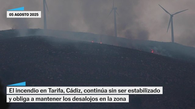 El incendio en Tarifa obliga a mantener los desalojos al no poder estabilizarlo por el viento