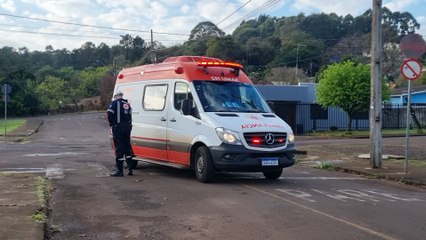 Ciclista de 20 anos fica ferido em colisão com carro no Bairro Brasília, em Cascavel