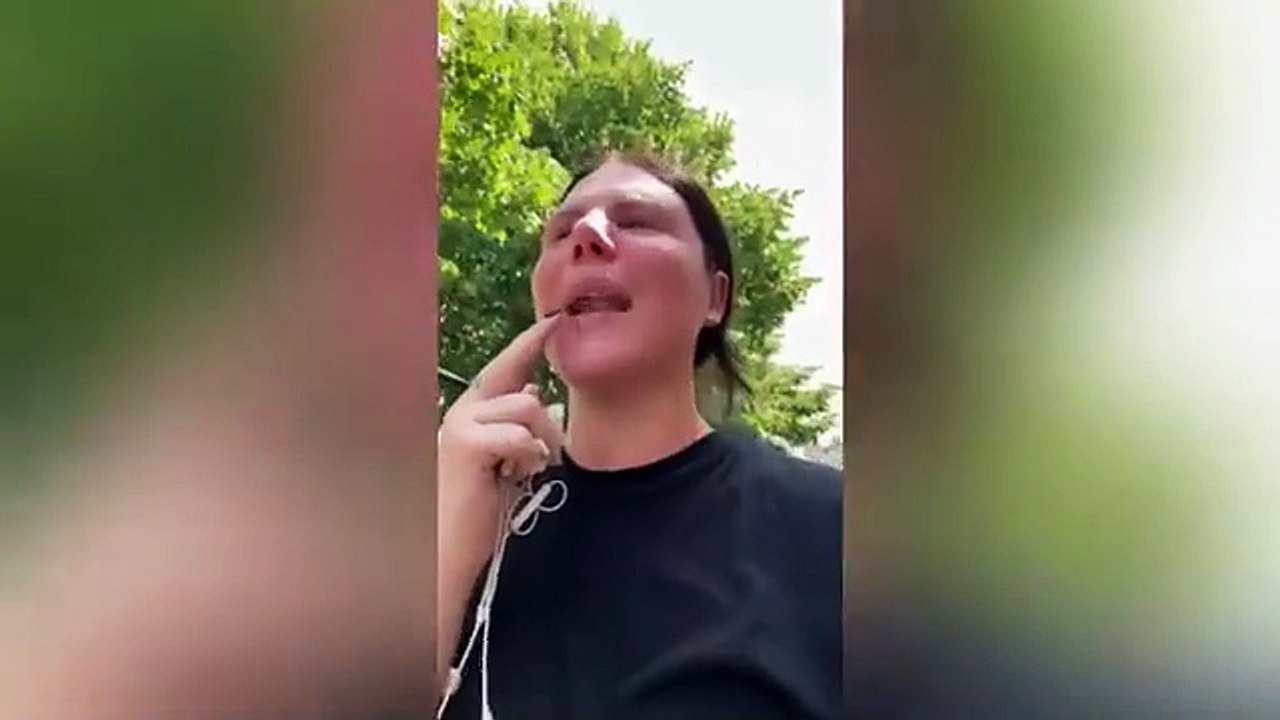 MENTRE SI STA ALLENANDO DUE PERSONE SI ACCOSTANO E LE FANNO UNA BATTUTA VERGOGNOSA!!