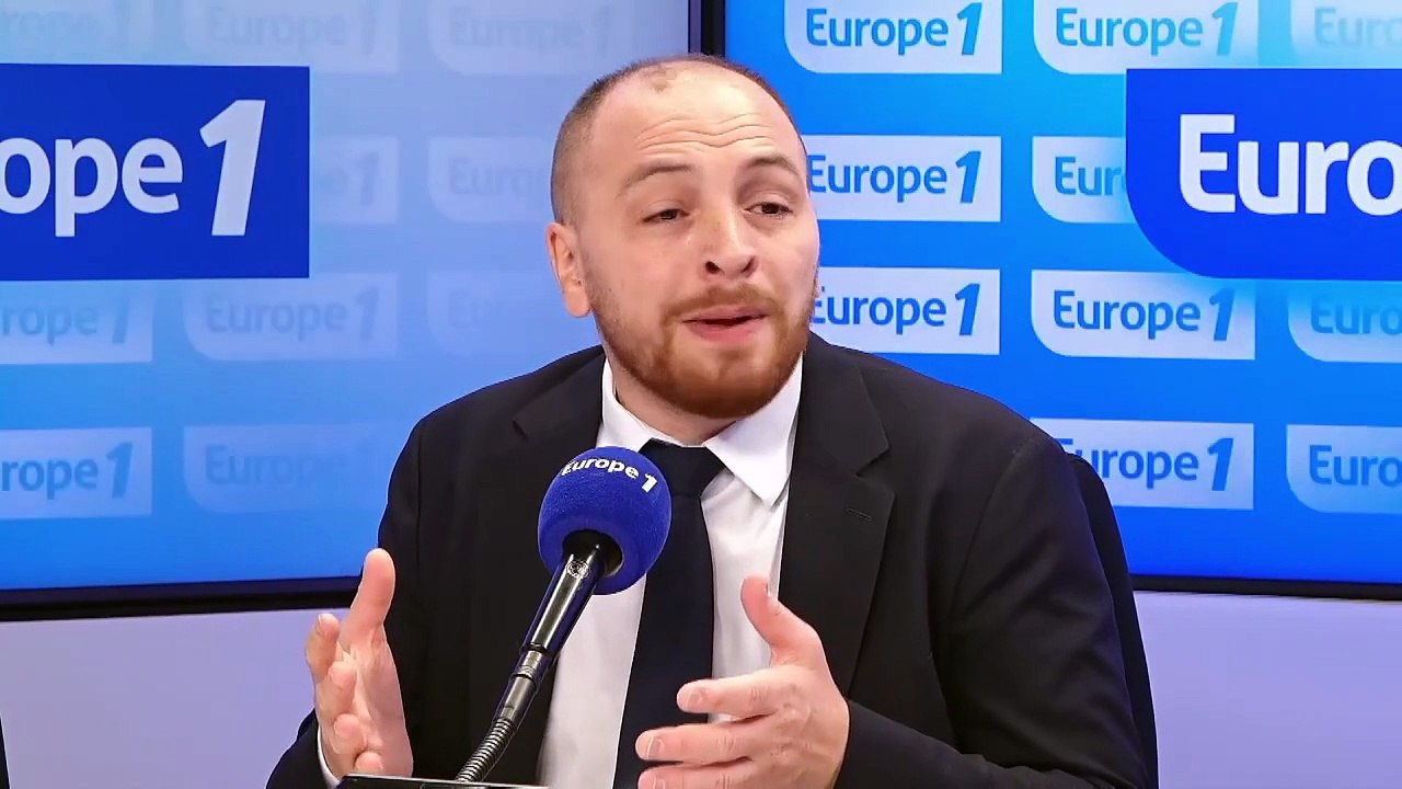 Un homme allume une cigarette avec la flamme de la tombe du Soldat inconnu