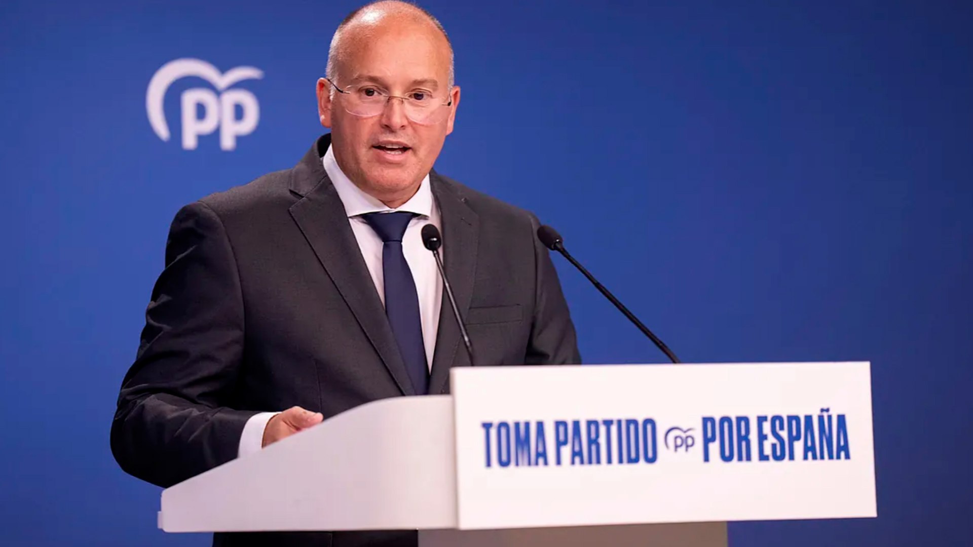 El secretario general del PP, Miguel Tellado, ha cargado este mi�rcoles contra el l�der del PNV Aitor Esteban, al que ha acusado de tener una "extra�a y turbia relaci�n" en la investidura de Pedro S�nchez, y le ha exigido que "aclare cu�l fue la mediaci�n" en dicho proceso.