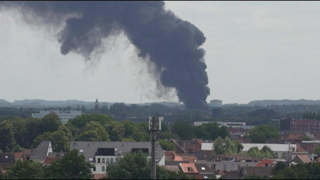 Un panache de fumée noire visible à des kilomètres : important incendie en Flandre