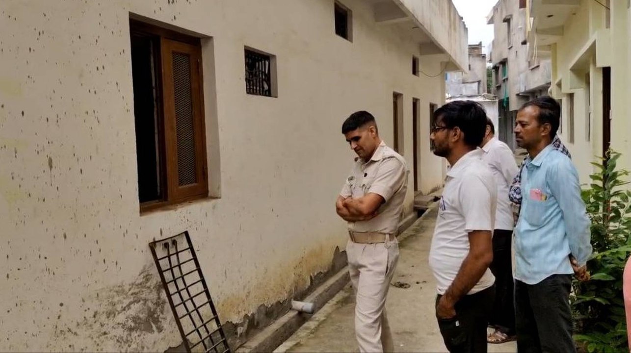 दंपती को कमरे में बंद कर 22 लाख की नकदी और जेवरात उड़ाए