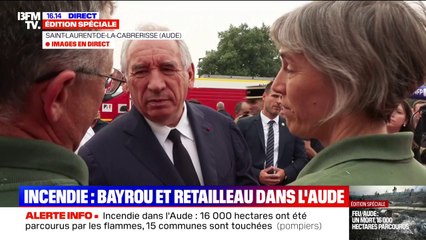Incendie dans l'Aude: François Bayrou s'entretient avec des agents de l'Office National des Forêts