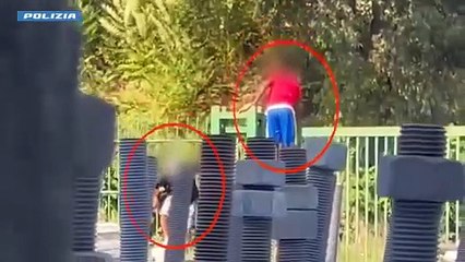 Spacciatori e tossicodipendenti scavalcano la recinzione per accedere al bosco di Rogoredo