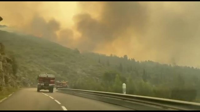 Francia, enorme incendio devasta il Sud-ovest, morta una donna