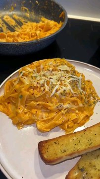 Creamy garlic pasta recipe#fypageシ #foryourpage #cooking #homecooking #goodfood #pasta #creamygarlicsauce #foodlovers #recipe #simplerecipe #dinnerideas #eating #foodie #yummyfood #creamy #pastarecipes #spaghetti #deliciousfood #viralrecipe