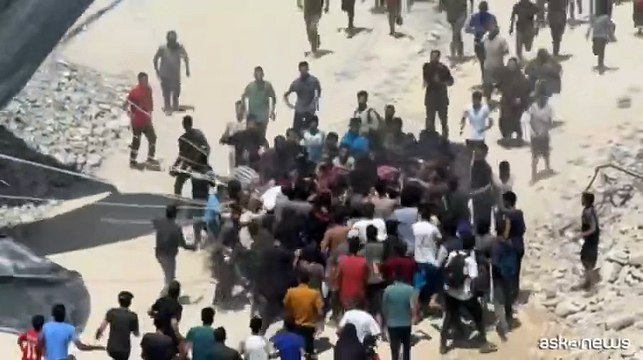 Gaza City, la corsa pazza per gli aiuti lanciati coi paracaduti