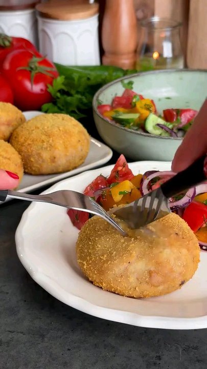 Chicken Crockett stuffed with mushroom and cheese#fypageシ #foryourpage #cooking #homecooking #goodfood #snacks  #chickenrecipe #foodlovers #recipe #simplerecipe #partyfood #cheese #eating #foodie  #yummyfood #crockett #deliciousfood #mushroom