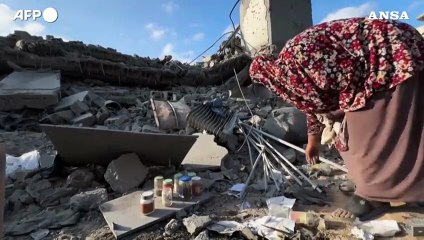 Gaza, famiglie e bambini cercano i resti degli effetti personali tra le macerie