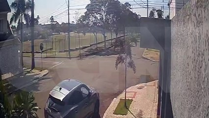 Câmera registra acidente entre Chevrolet Onix e Citröen C4