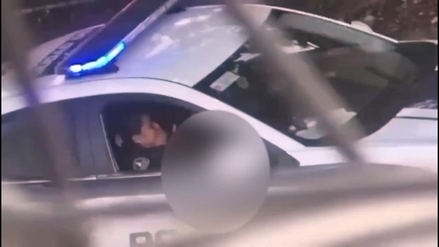 ¡Estaban en la patrulla! Investigan a dos policías por actos obscenos (Video)