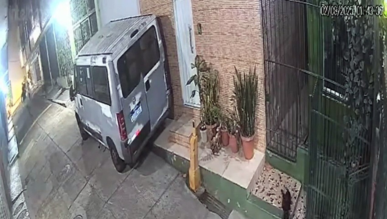 Bandido pula portão com arame farpado, agride homem e assalta casal