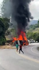 VÍDEO: Incêndio é causado após acidente gravíssimo na BR-282 na Grande Florianópolis
