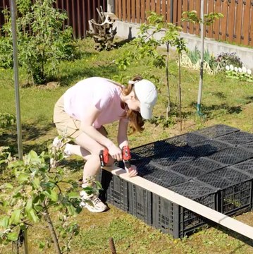 Transformez des caisses en plastique en ORGANISÉ de jardin chic !