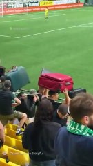 ¡Fanáticos del Zalgiris lanzan maletas al campo en señal de protesta! ⚽🎒