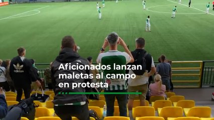 ¡Fanáticos del Zalgiris lanzan maletas al campo en señal de protesta!