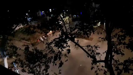 Niños juegan a la pelota a altas horas de la madrugada en la Ronda de Sant Antoni de Barcelona