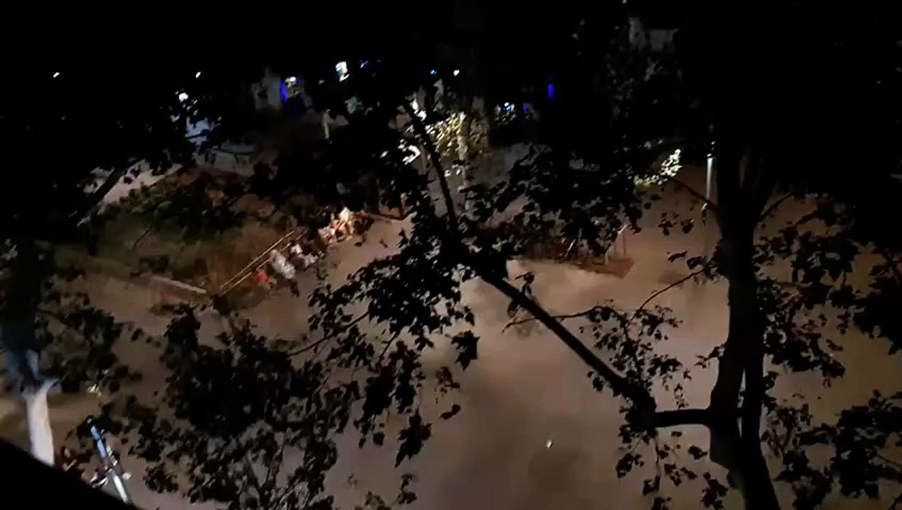 Niños juegan a la pelota a altas horas de la madrugada en la Ronda de Sant Antoni de Barcelona