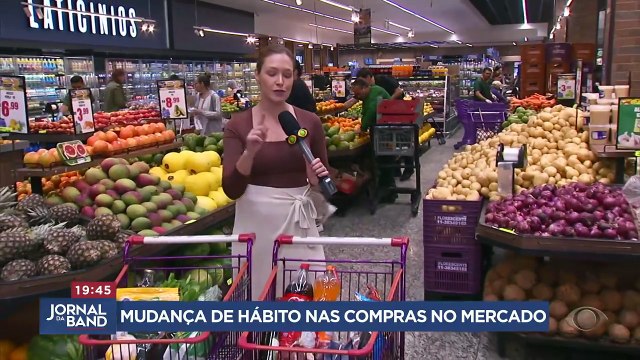 Brasileiros mudam lista de compras em supermercados