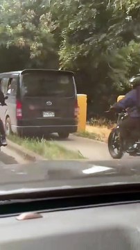 Conductor de microbús fue expuesto manejando sobre la acera y arriesgando vida de peatones en la capital