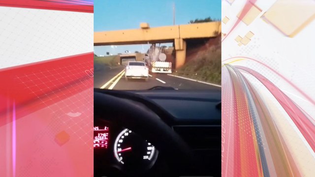 Carreta fica presa em pontilhão na PR-444 em Arapongas; veja o vídeo