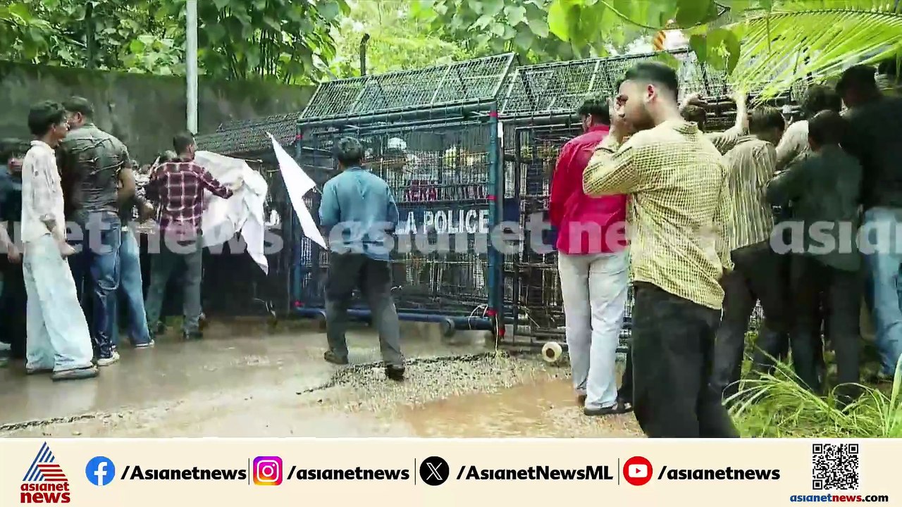 കെ ടി യുവിൽ SFI മാർച്ച്; ബാരിക്കേഡ് മറികടന്ന് പ്രവർത്തകർ, ജലപീരങ്കി പ്രയോഗിച്ച് പൊലീസ്