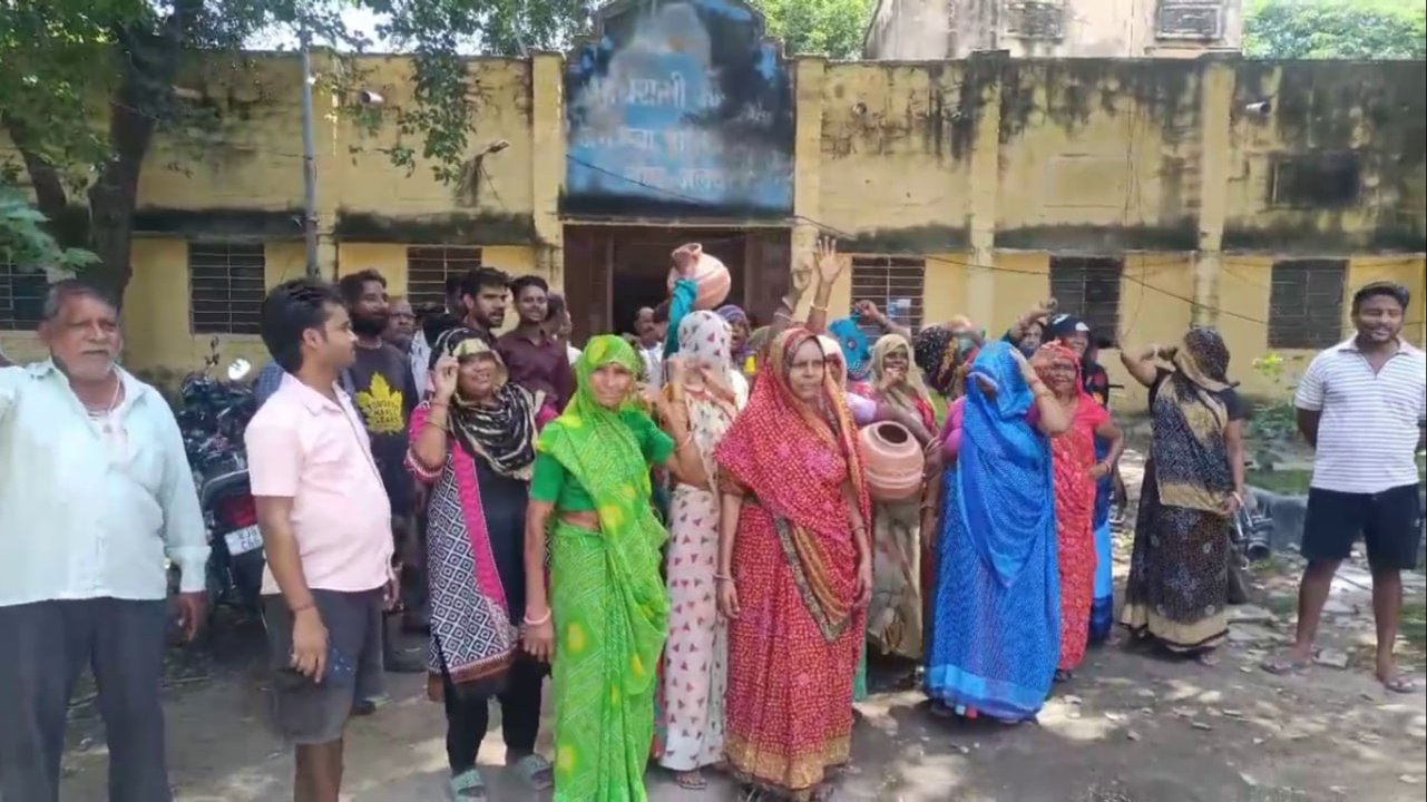 पानी की समस्या से जूझ रहे हजूरी गेट के निवासी पहुंचे जलदाय विभाग