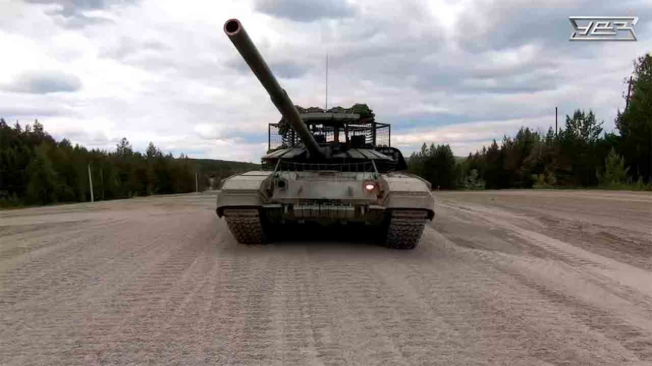 🔥 De Meest Gebouwde Tank in de Geschiedenis viert 52 Jaar — Zie Hoe de T-72 Nog Steeds het Slagveld Beheerst!