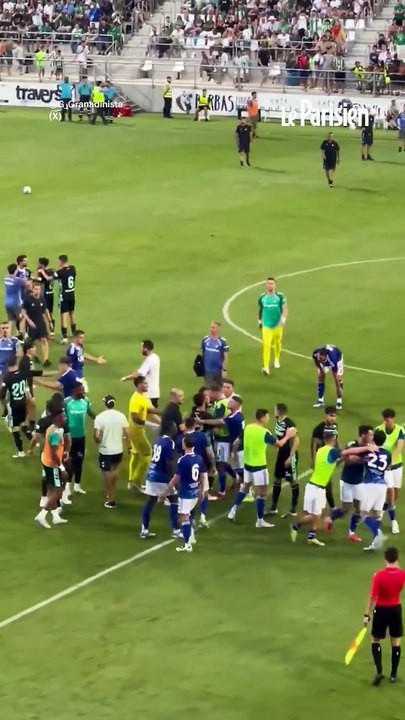 Des claques puis une bagarre générale lors d'un match amical