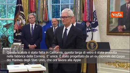 Il Ceo di Apple Tim Cook dona a Trump una targa in vetro con base oro 24 carati
