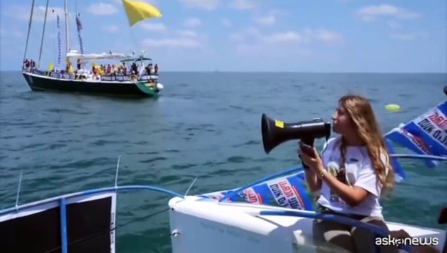 I parenti degli ostaggi israeliani in barca verso Gaza