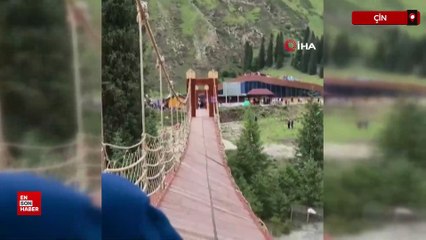Çin'de asma köprünün halatı koptu: Ölü ve yaralılar var