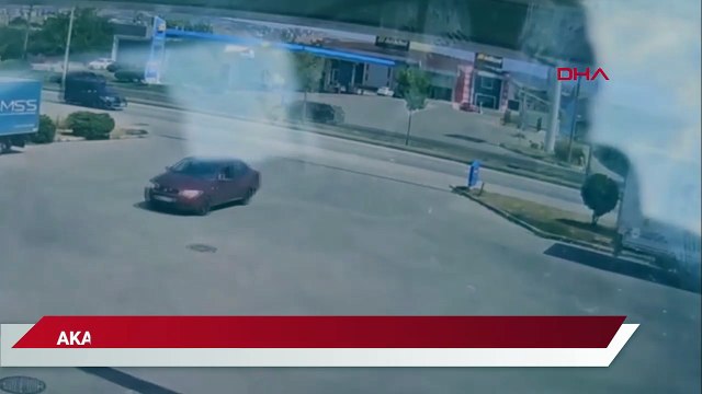 Otomobil, akaryakıt istasyonunda park halindeki TIR'a çarptı; kaza kamerada