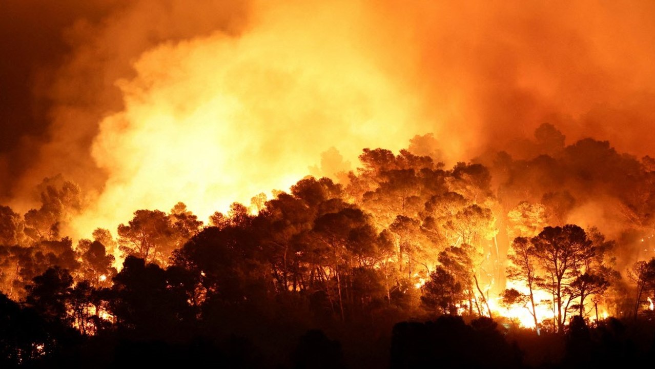Großbrand in Südfrankreich: Feuerwehr warnt vor auffrischendem Wind
