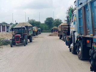 सड़क किनारे बजरी के ढेर, आमजन परेशान