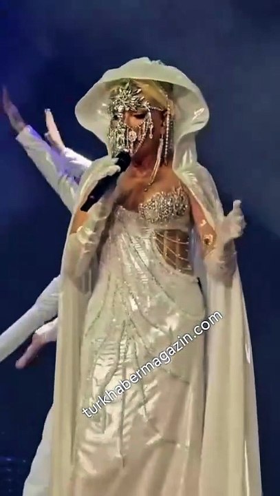 Süperstar Ajda Pekkan Harbiye'de göz kamaştırdı