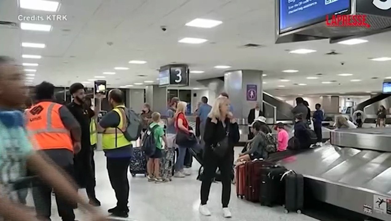 Oltre mille voli della United Airlines bloccati per problema tecnico: le immagini dagli scali