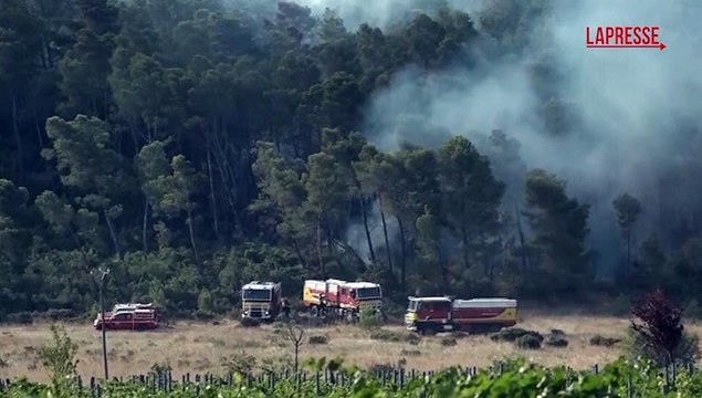 Francia, vigili del fuoco al lavoro per domare l'incendio pi? grande degli ultimi decenni