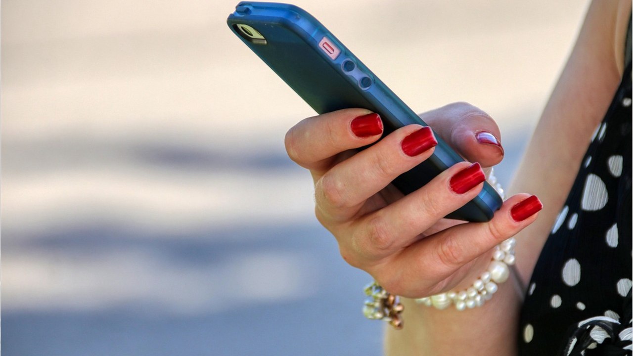 FEMME ACTUELLE - Cyberattaque chez Bouygues Telecom : les IBAN de 6,4 millions de clients piratés, êtes-vous concerné ?
