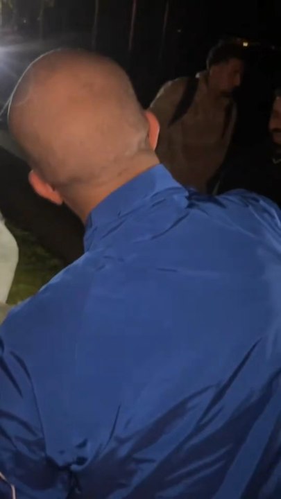 Quand un fan carresse le crâne de Rim’K 😭