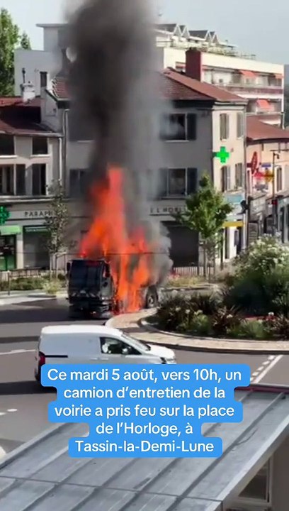 Incendie spectaculaire en pleine rue à Tassin-l...