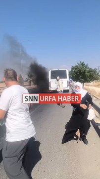 Şanlıurfa’da kent merkezinden Harran Üniversitesi Osmanbey Kampüsü’ne sefer yapan Şanlıurfa Büyükşehir Belediyesi’ne ait bir toplu taşıma otobüsü, seyir halindeyken motor kısmından aniden alev aldı.