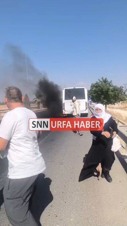 Şanlıurfa’da kent merkezinden Harran Üniversitesi Osmanbey Kampüsü’ne sefer yapan Şanlıurfa Büyükşehir Belediyesi’ne ait bir toplu taşıma otobüsü, seyir halindeyken motor kısmından aniden alev aldı.